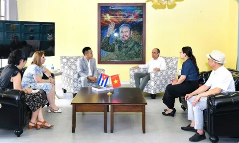 Đại sứ quán Cuba tại Việt Nam tiếp nhận tác phẩm "Fidel Castro Ruz - Cuba trong trái tim người Việt"